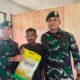 Bentuk Kepedulian kepada Warga, Satgas Pamtas Yonarhanud 2 Kostrad Bagikan Sembako di Desa Tasinifu