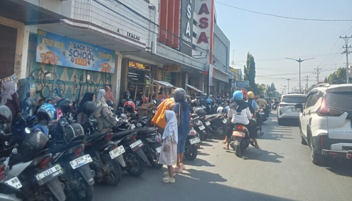 *Kemacetan Rutin di Depan Basa Toserba Bikin Pengendara Elus Dada*