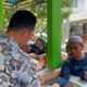Petugas Lapas Narkotika Karang Intan Berbagi Makanan dalam Kegiatan Jumat Berkah untuk Warga Binaan