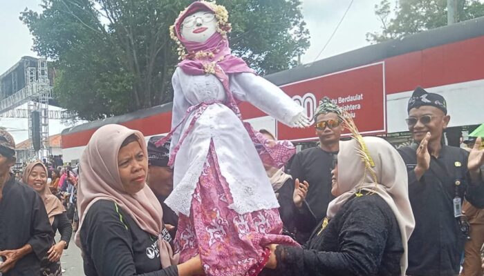 Saat Hujan Lama Tak Tiba, Warga Gelar Ritual Boneka Brendung Pemanggil Hujan