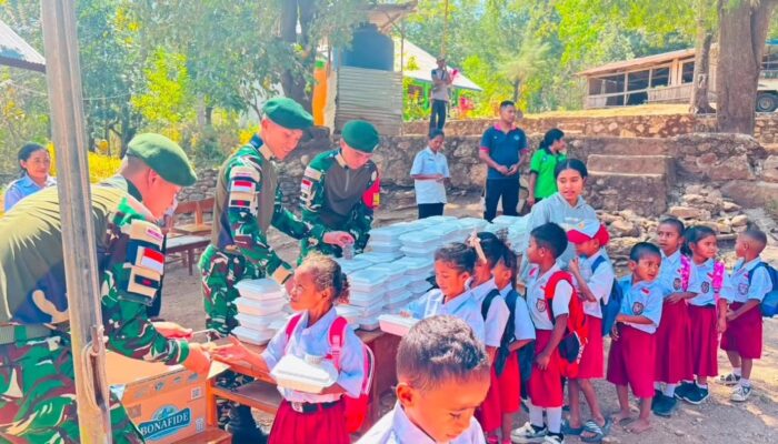 Wujud Syukur HUT Ke-70 Yonarhanud 2 Kostrad, Satgas Pamtas Berbagi dalam Program Jumat Berkah