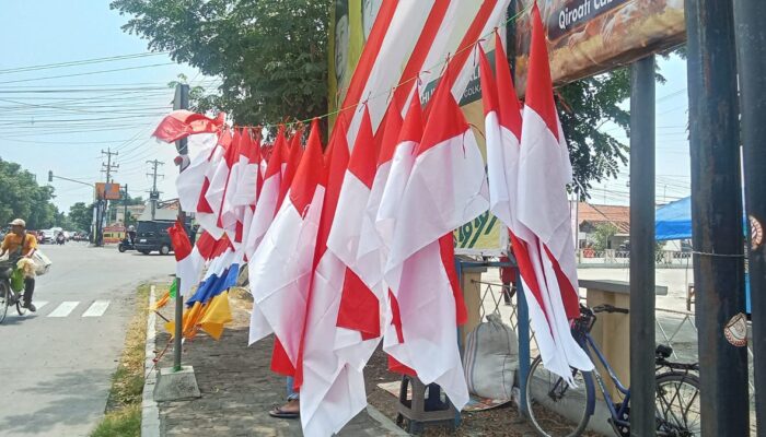 *Harapan Panen Buyar, Pedagang Bendera Pinggir Jalan Menjerit Sepi Pembeli Jelang HUT ke-81 RI*