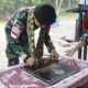 Satgas Pamtas Yonarhanud 2 Kostrad Bangun Gapura Batas Desa Eban–Sallu