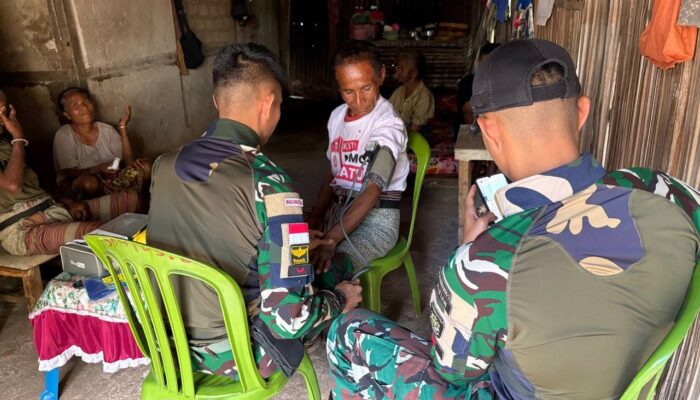 Wujud Kepedulian Kepada Warga, Satgas Pamtas Yonarhanud 2 Kostrad Berikan Pelayanan Kesehatan Keliling