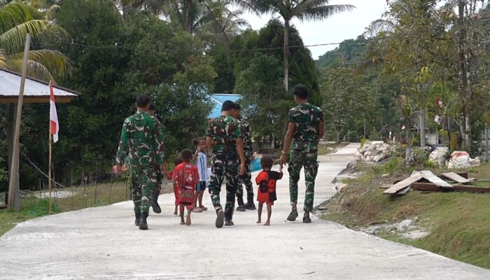 Senyum Anak-Anak Warnai Hasil Pembangunan Jalan Cor 250 Meter TMMD Ke-129 di Kampung Sesor