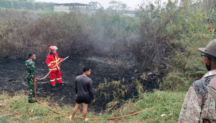 Kebakaran Lahan Milik Warga di Bantargebang, Yonarmed 7/Biringgalih Kerahkan Mobil Damkar Satuan beserta awak damkar untuk membantu Pemadaman