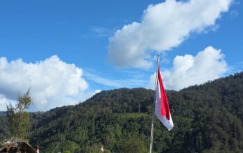 Menembus Keterisolasian Ugimba: Misi Pengabdian Koops TNI Habema Mengibarkan Merah Putih di Kaki Gunung Cartenz