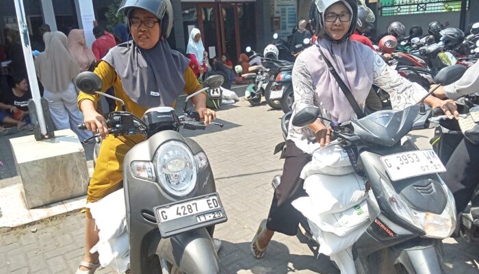 Ribuan Warga Bojongbata Berdesakan Antre Beras Bantuan, Sejumlah Warga Miskin Justru Gigit Jari