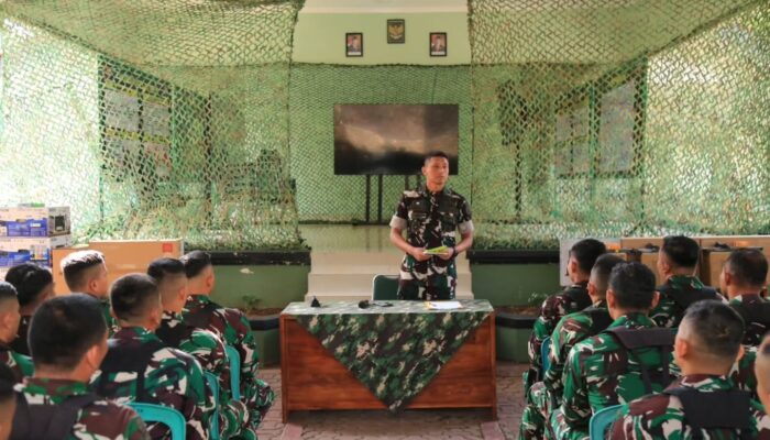 Komandan Brigif 13/Galuh Rahayu Berikan Jam Pimpinan Kepada Prajurit