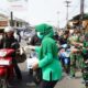 Peduli Dampak Abu Vulkanik, Prajurit dan Persit Yonif 320 Kostrad Bagikan Masker kepada Warga
