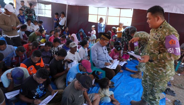 Puspsi TNI Bersama Kodim 1612/Manggarai dan Yonif TP 834/WM Berikan Trauma Healing kepada Penyintas Gempa