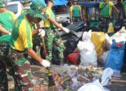 Prajurit dan Persit Yonif 432 Kostrad Bersihkan Lingkungan dan Berbagi Makanan di Gowa