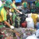 Prajurit dan Persit Yonif 432 Kostrad Bersihkan Lingkungan dan Berbagi Makanan di Gowa