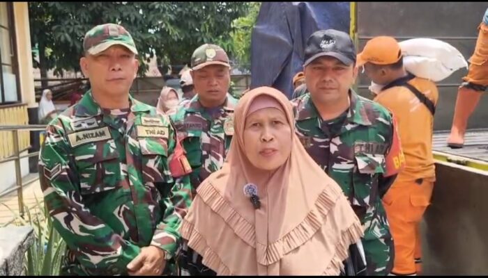 Babinsa Koramil 02/Matraman Bantu Pengamanan dan Pendistribusian Beras Bagi Warga Utan Kayu Selatan