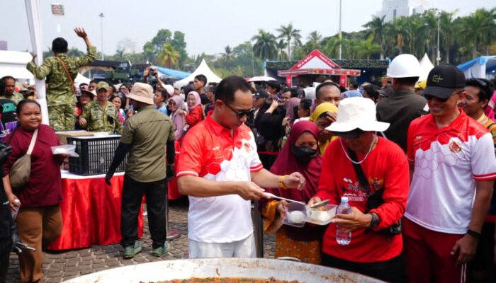 TNI Bagikan 22.000 Porsi Makanan Gratis Untuk Masyarakat pada TNI Fair 2026 Di Monas