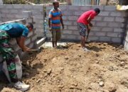 Gotong Royong Bersama Warga, Yonarmed 12 Kostrad Bantu Bangun Rumah di Perbatasan