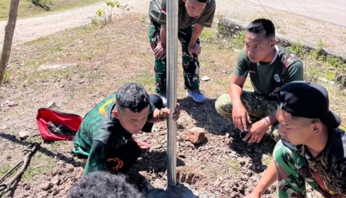 Atasi Minim Penerangan, Satgas Yonarhanud 2 Kostrad Pasang Lampu Solarcell di Akses Warga  ‎