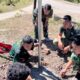 Atasi Minim Penerangan, Satgas Yonarhanud 2 Kostrad Pasang Lampu Solarcell di Akses Warga  ‎