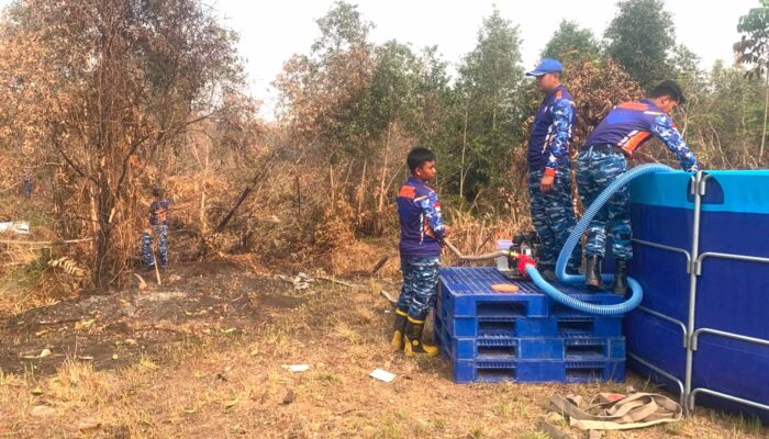 Jaga Gambut Tetap Aman, Satgas Darat Lanud Sjamsudin Noor Perkuat Pembasahan Berkelanjutan   