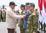 Wapang TNI Dampingi Menhan RI Anugerahkan Satyalancana Dharma Samudera kepada Personel JMSDF