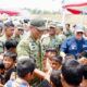 Wakil Panglima TNI Bagikan Sembako dan Tinjau Masak Kuali Merah Putih Bobon Santoso, Perkuat Kebersamaan TNI dan Rakyat