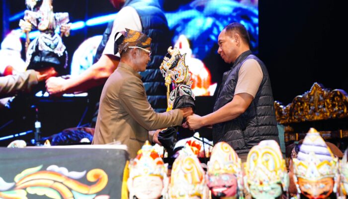 Panglima TNI Hadiri Pagelaran Wayang Golek Ki Dalang Anom Kiki Mardani di Pangandaran