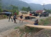 Penuh Semangat, Gotong Royong Satgas TMMD Kodim 1808/Mansel Bersama Masyarakat