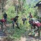 Gotong Royong, Anggota Kodim 1808/Mansel Bersama Masyarakat Bersihkan Lokasi Pembangunan MCK