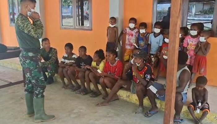 Kepedulian Satgas TMMD : Edukasi Masyarakat tentang Pentingnya Masker Untuk Mencegah ISPA