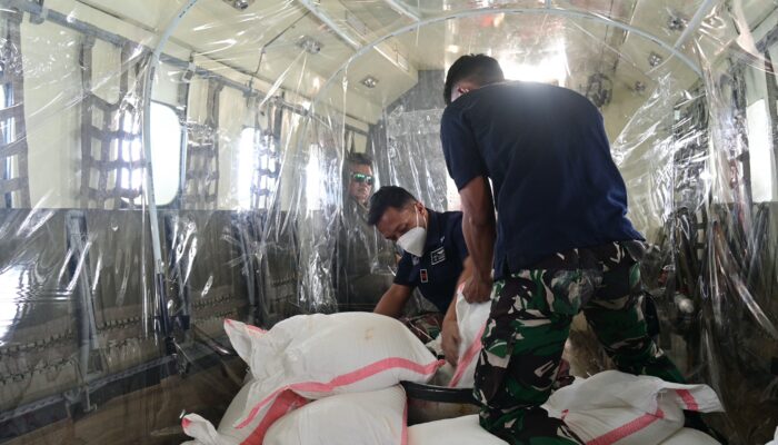 TNI Kirim 9,6 Ton Material Modifikasi Cuaca untuk Percepatan Penanganan Karhutla di Kalsel