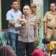 Wakapolres Metro Jakarta Pusat Bersama Mahasiswa Gelar Bakti Sosial, Layani Pengobatan Gratis dan Bagikan Sembako