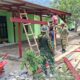 Rumah Warga Yamboi Makin Rapi dan Asri, Satgas TMMD Ke-130 Pasang Lisplang Baru