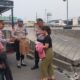 Jumat Peduli, Polsek Kawasan Muara Baru Bagikan 30 Paket Nasi Siap Saji dan Air Mineral kepada Masyarakat Pelabuhan