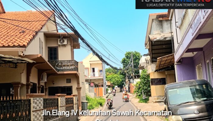 Kabel Menjuntai di Jalan Elang IV Sawah Lama Ciputat Warga Minta Dinas Terkait Segera Bertindak